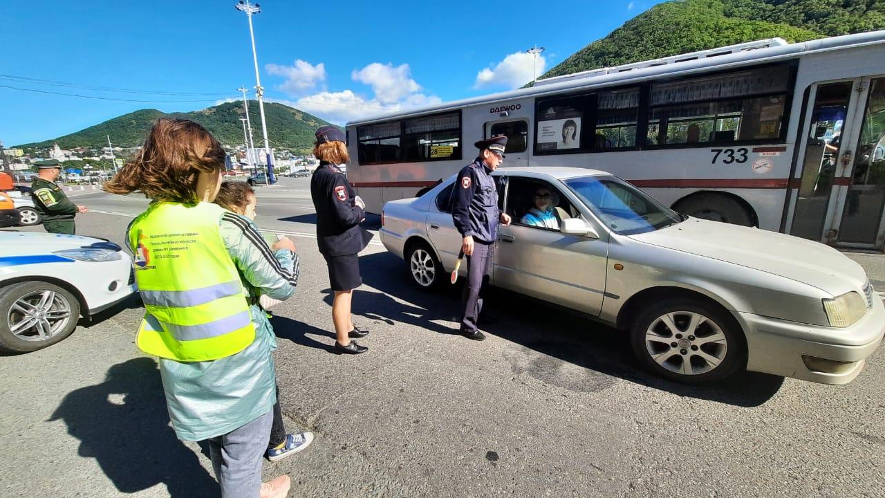 Правила дорожного движения напоминают школьникам и водителям сотрудники  ГИБДД на Камчатке – ИА Камчатка