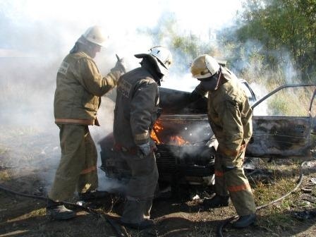 Nissan Laurel сгорел ночью в столице Камчатки. Фото: пресс-служба краевого управления МЧС
