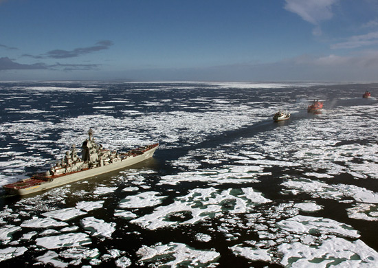 Военное судно раскололо ледовое поле в Авачинской бухте на Камчатке. Фото: function.mil.ru