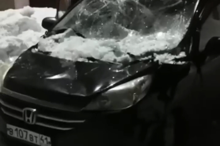 Глыба льда упала на машину с жилого дома в Вилючинске. Видео: instagram.com/viluchinsk_live