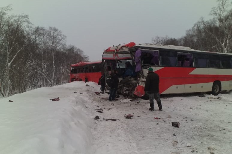  Два пассажирских автобуса столкнулись на мильковской трассе. Фото: WhatsApp. Фотография 2