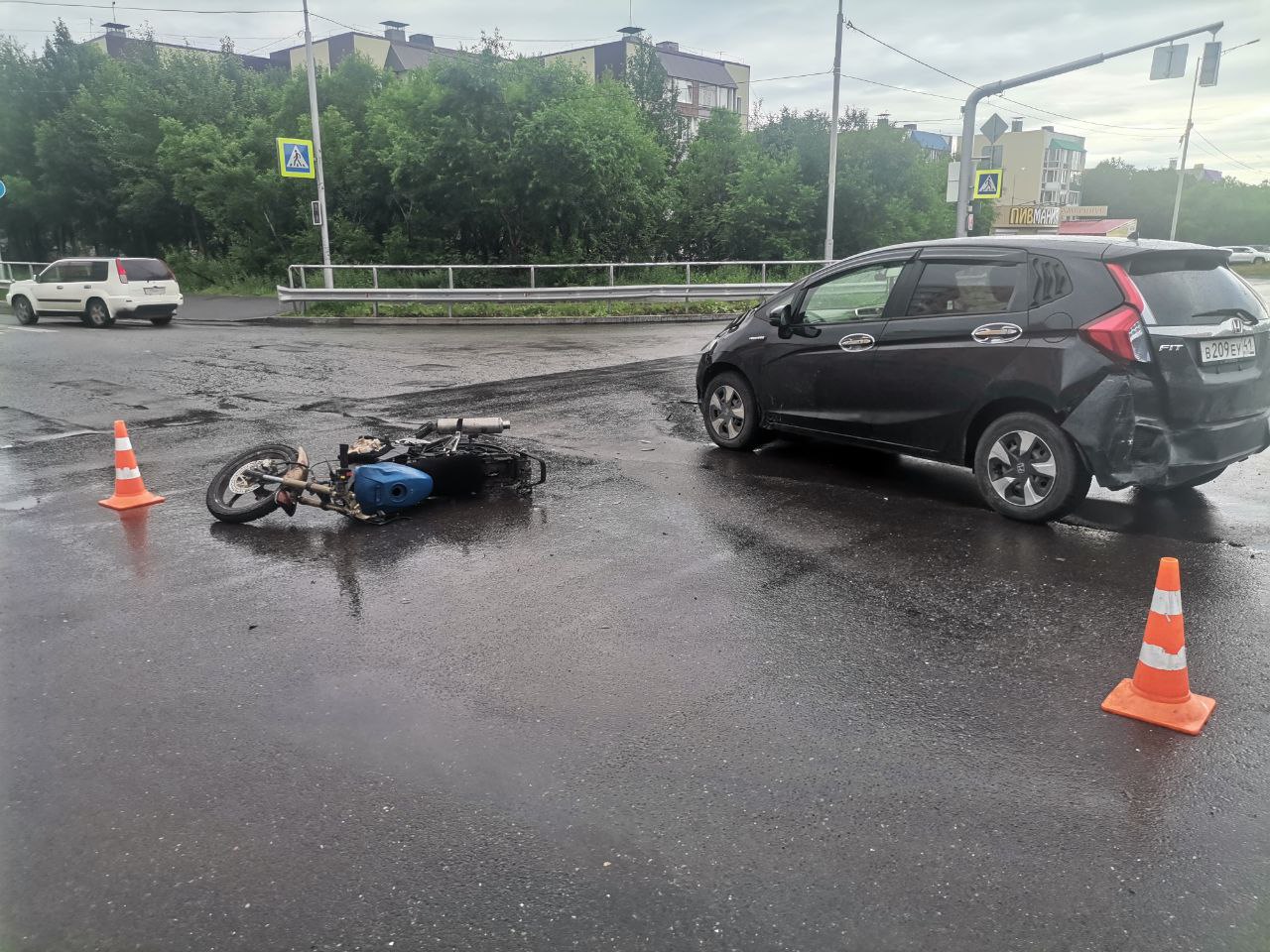 Двое подростков в столице Камчатки попали в аварию на мотоцикле – ИА  Камчатка