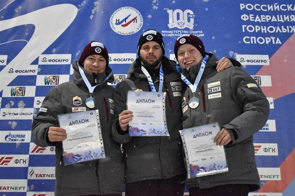 Представители камчатской школы лыжного спорта открыли сезон с победного пьедестала. Фото: t.me/NikaStepp01 / t.me/minsportkam41. Фотография 2