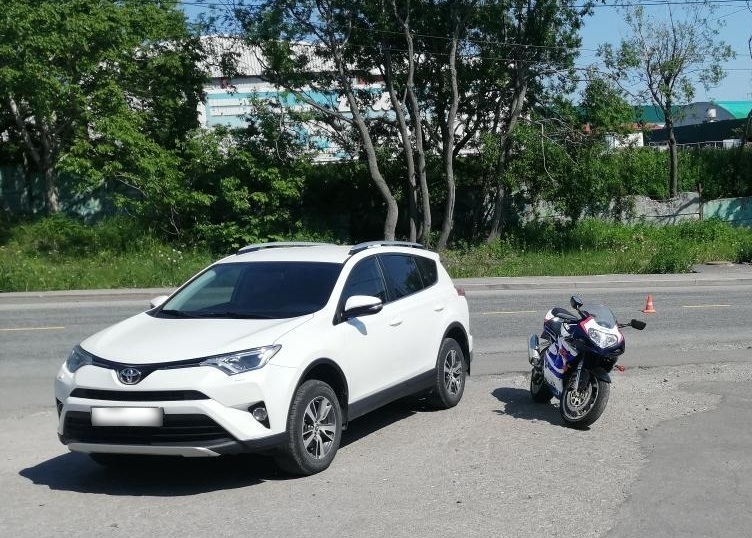 Мотоциклист и водитель Toyota RAV4 не поделили дорогу в Петропавловске. Фото: УГИБДД УМВД России по Камчатскому краю