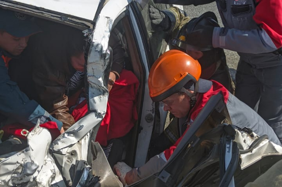 Камчатские спасатели деблокировали ребёнка из покорёженного автомобиля. . Фотография 3
