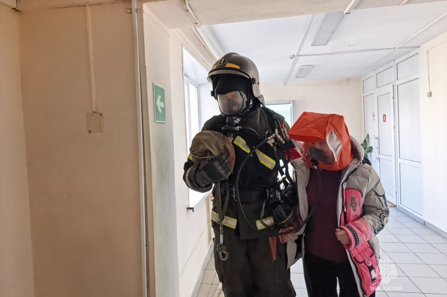 Пожарные тренировались спасать пациентов из горящего психоинтерната в Елизово. Фото: ГУ МЧС России по Камчатскому краю. Фотография 5