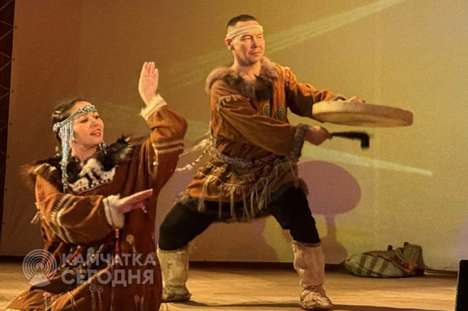 Каюров «Берингии-2026» встретили на берегу реки Палана песнями и горячим чаем. Фото: Юлия Воронова. Фотография 2