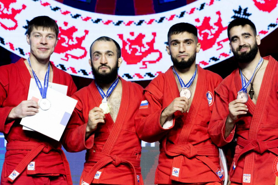 Камчатский спортсмен Шейх-Мансур Хабибулаев – чемпион России по самбо. Шейх-Мансур Хабибулаев (второй слева)