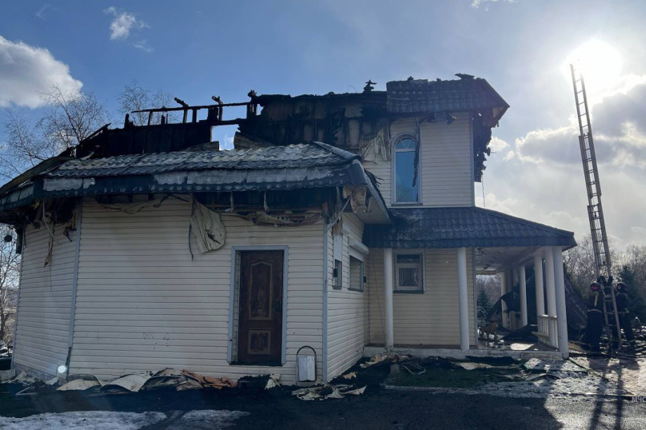 Пожар на базе отдыха в Паратунке полностью ликвидирован. Фото: ГУ МЧС. Фотография 2