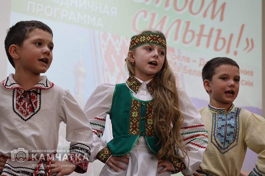Праздничная программа «Единством сильны!» (фоторепортаж из библиотеки им. С.П. Крашенинникова). Фото: ИА «Камчатка» \ Виктор Гуменюк. Фотография 34