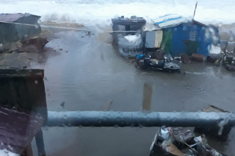 Поселок Крутогоровский на Камчатке подтопило штормом. Фото: соцсети. Фотография 3