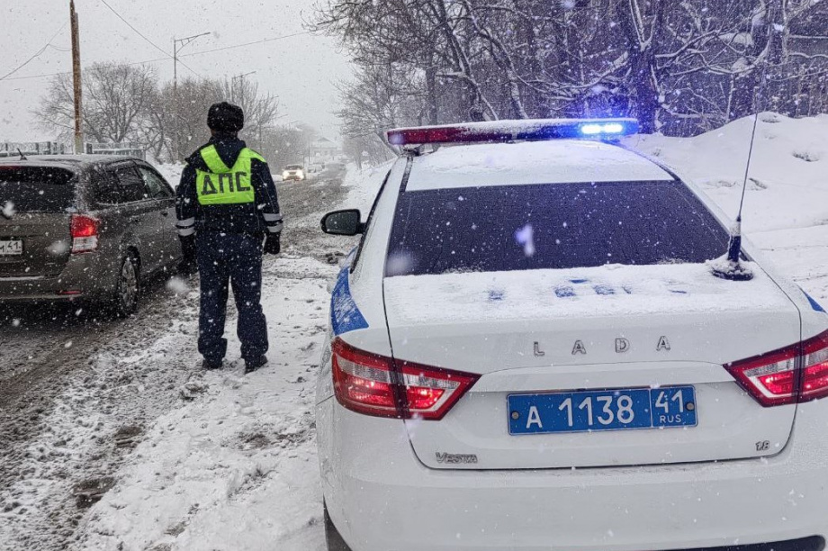 Губернатор Камчатки поручил помочь пострадавшим в массовых ДТП из-за гололеда получить компенсации. Фото: Госавтоинспекция Камчатского края