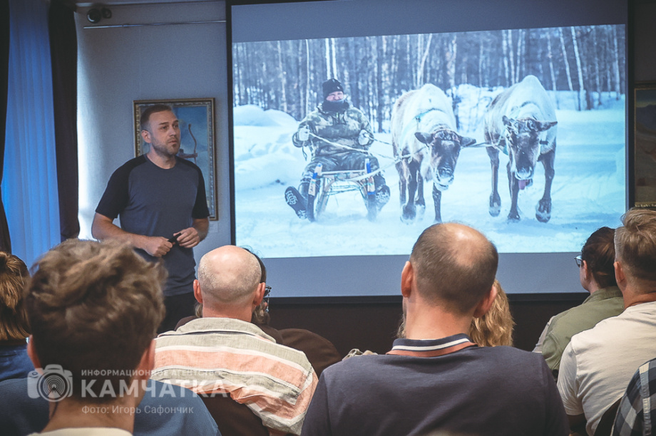 Российский мотопутешественник представил на Камчатке премьеру своего фильма о Командорах. Фото: «Камчатка Сегодня» \ Игорь Сафончик+. Фотография 30
