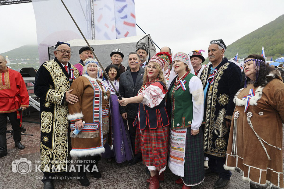 День России отметили на Камчатке многонационально, с митингом, концертом и детскими забавами. . Фотография 9