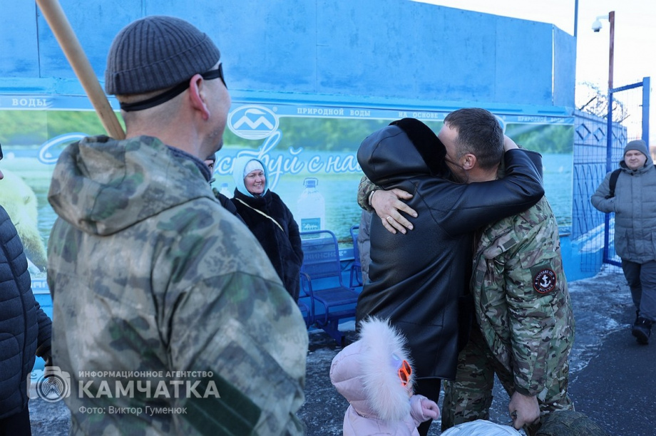Это радость со слезами на глазах — самолёт с мобилизованными бойцами СВО прилетел на Камчатку. Фото: Виктор Гуменюк . Фотография 56