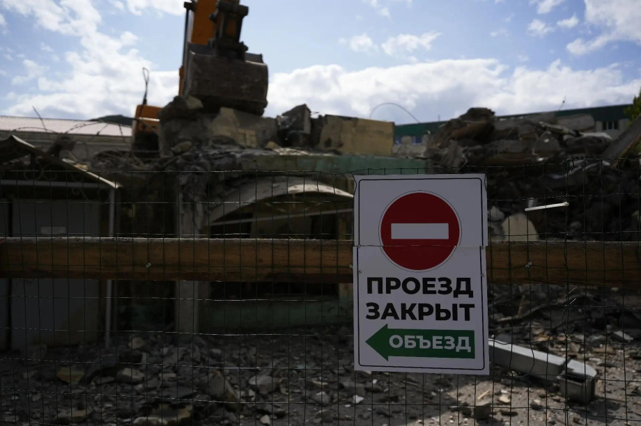 Снос старых корпусов краевой больницы начался в Петропавловске-Камчатском. Фото. . Фотография 2
