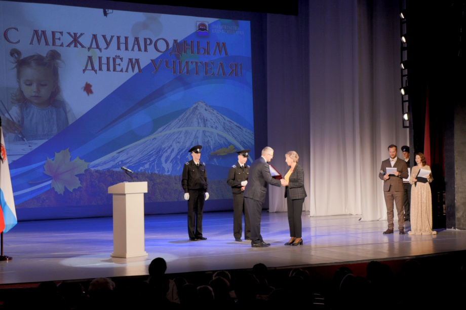  Лучшие учителя Камчатки получили награды к профессиональному празднику. Фото: kamgov.ru. Фотография 2