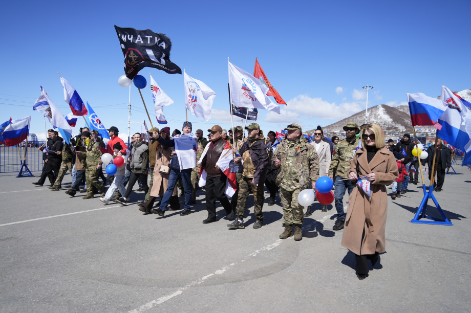 Тысячи камчатцев вышли на первомайское шествие на площади Ленина (фоторепортаж). . Фотография 15