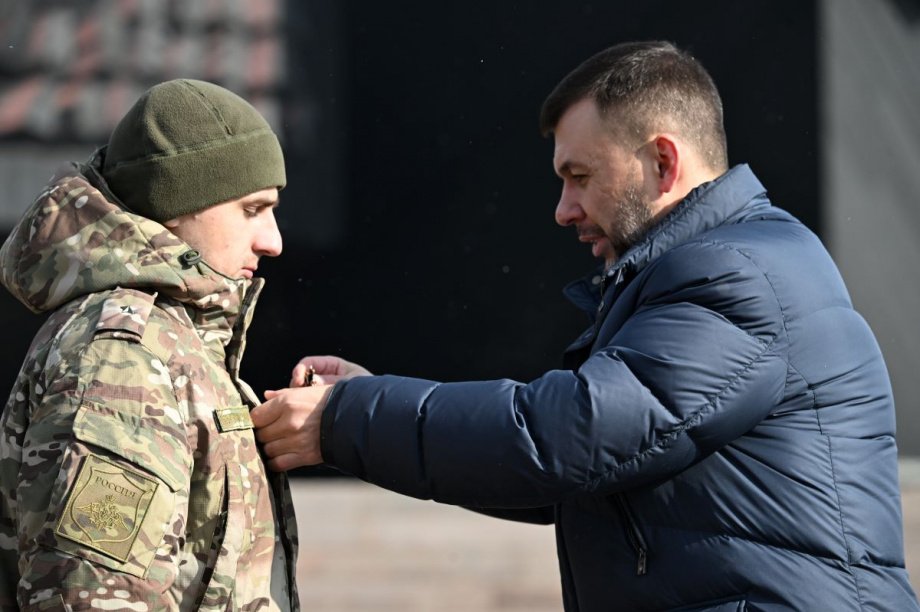 Камчатским бойцам 40-й отдельной гвардейской бригады морской пехоты вручены высшие награды за мужество и героизм. . Фотография 9