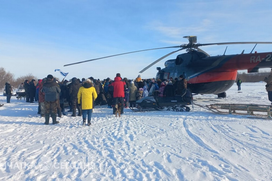 Жители села Седанка проводили своих земляков, вызвавшихся добровольцами на СВО. Фоторепортаж. фото: Светлана Захарова. Фотография 7