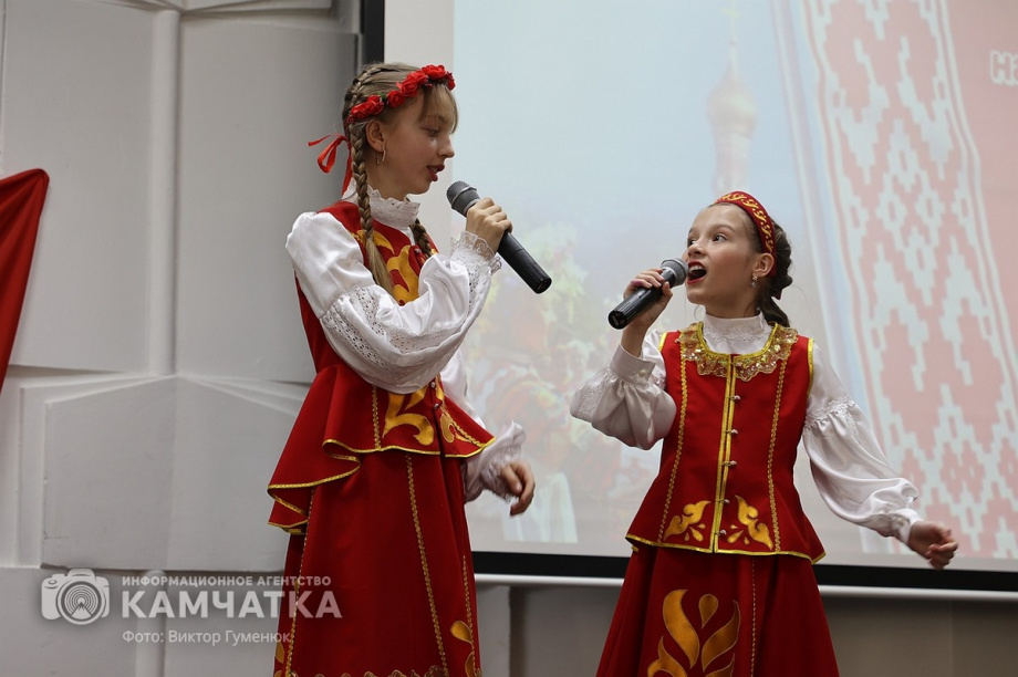 Праздничная программа «Единством сильны!» (фоторепортаж из библиотеки им. С.П. Крашенинникова). Фото: ИА «Камчатка» \ Виктор Гуменюк. Фотография 21