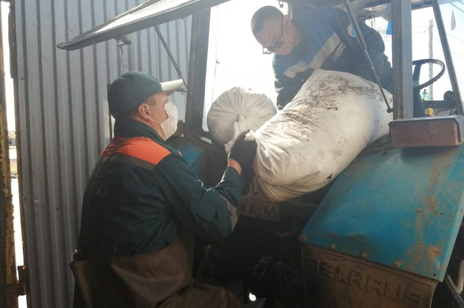 Камчатские спасатели продолжают оказывать помощь пострадавшим от паводка сельчанам. Фото предоставлено пресс-службой краевого управления МЧС. Фотография 2