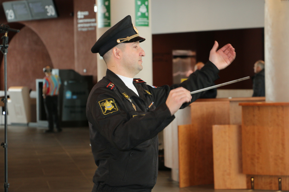 Импровизированный концерт прошел в главном аэропорту Камчатки к 8 марта. . Фотография 3