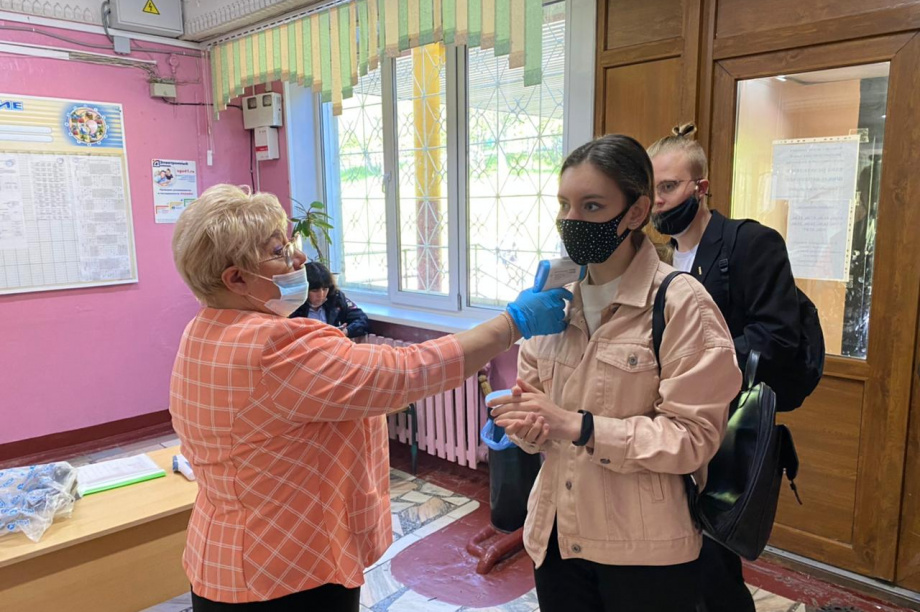 Камчатские выпускники сдают ЕГЭ по обществознанию . Фото: kamgov.ru. Фотография 5