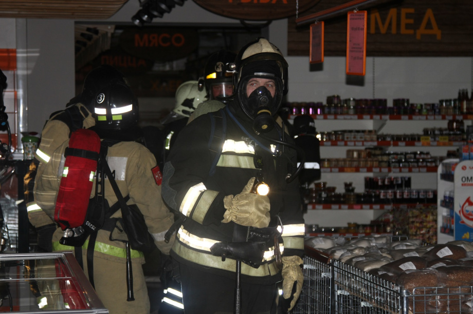 Пожарные на Камчатке тренировались выводить людей из горящего торгового центра. Фото: ГУ МЧС России по Камчатскому краю. Фотография 4