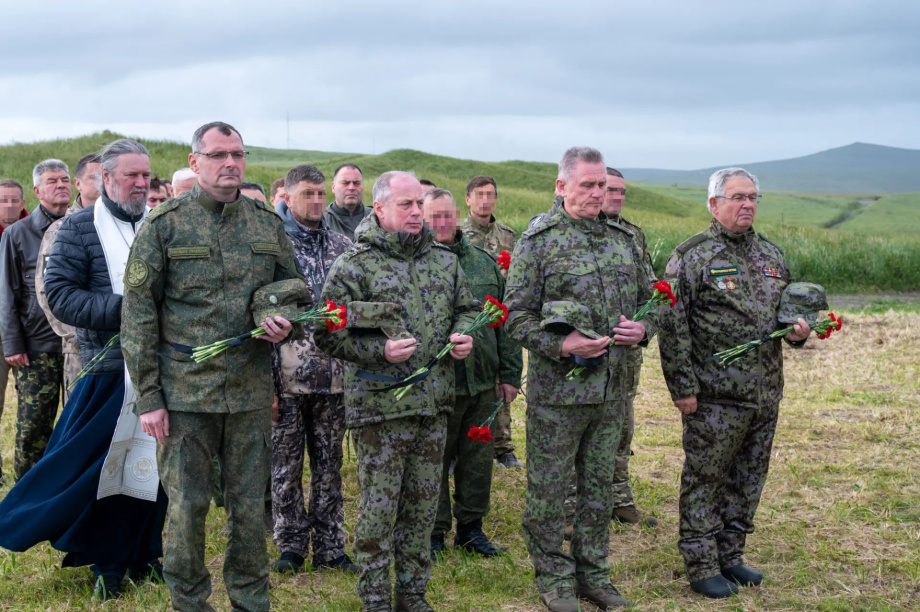 Делегация ФСБ России почтила память участников Курильского десанта. Фото: Александр Мясников. Фотография 7