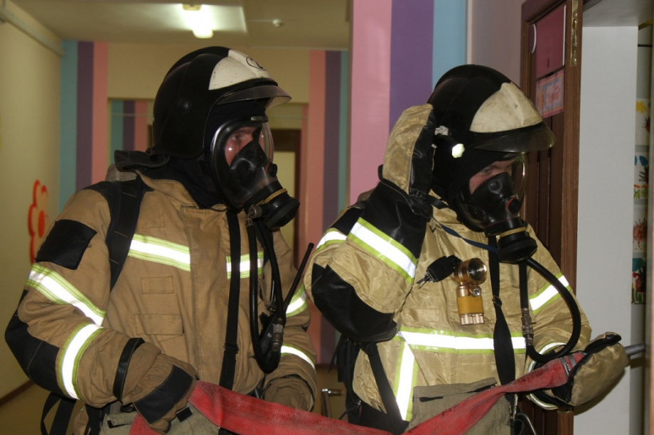Учения: камчатские пожарные эвакуировали из детского сада девятерых «пострадавших». Фото: пресс-служба краевого МЧС. Фотография 3