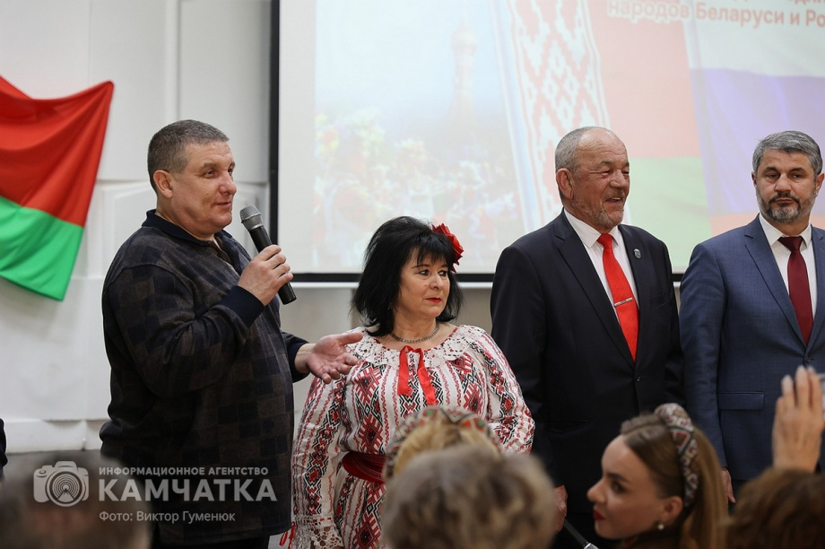Праздничная программа «Единством сильны!» (фоторепортаж из библиотеки им. С.П. Крашенинникова). Фото: ИА «Камчатка» \ Виктор Гуменюк. Фотография 15