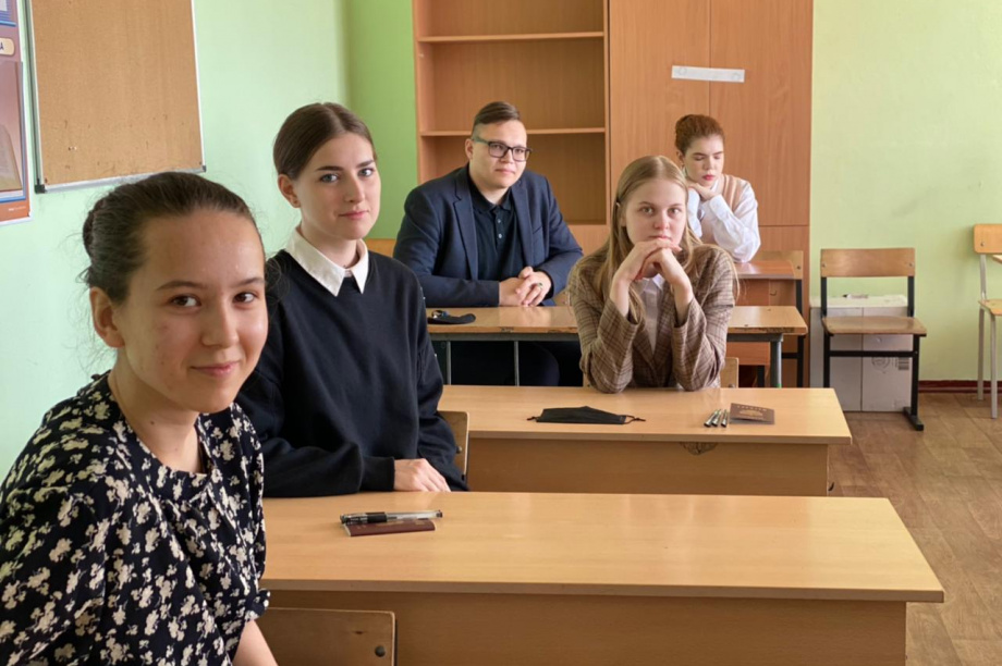 Камчатские выпускники сдают ЕГЭ по обществознанию . Фото: kamgov.ru. Фотография 12