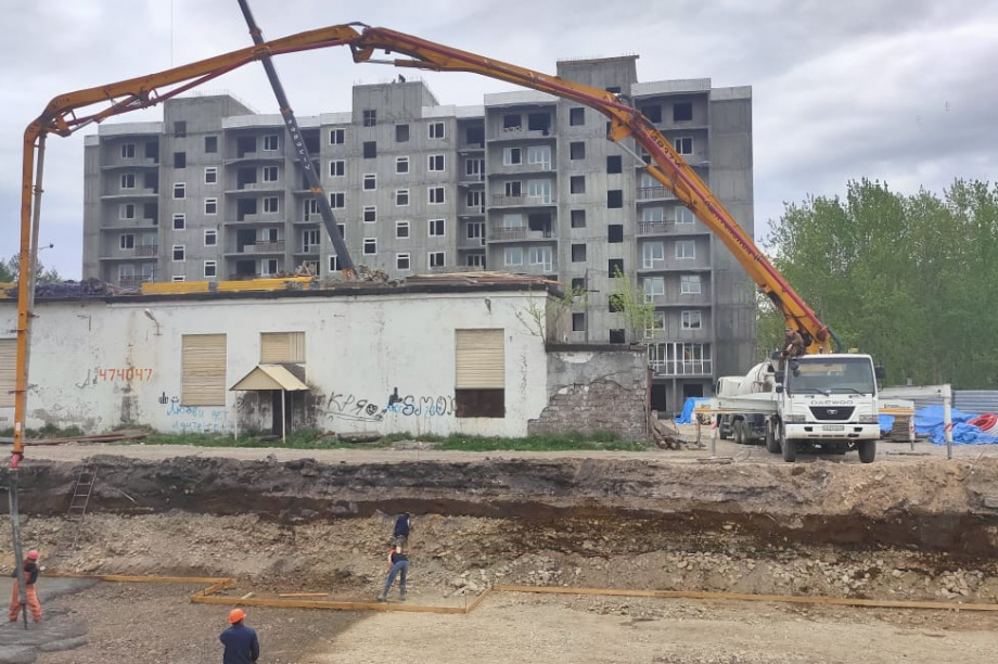 На стройплощадке в Елизове начали заливку фундамента второго дома. Фото: kamgov.ru. Фотография 2