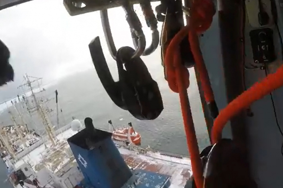 Моряка с сердечным приступом спасли на Камчатке. Скрин видео от С. Лебедева. Фотография 4