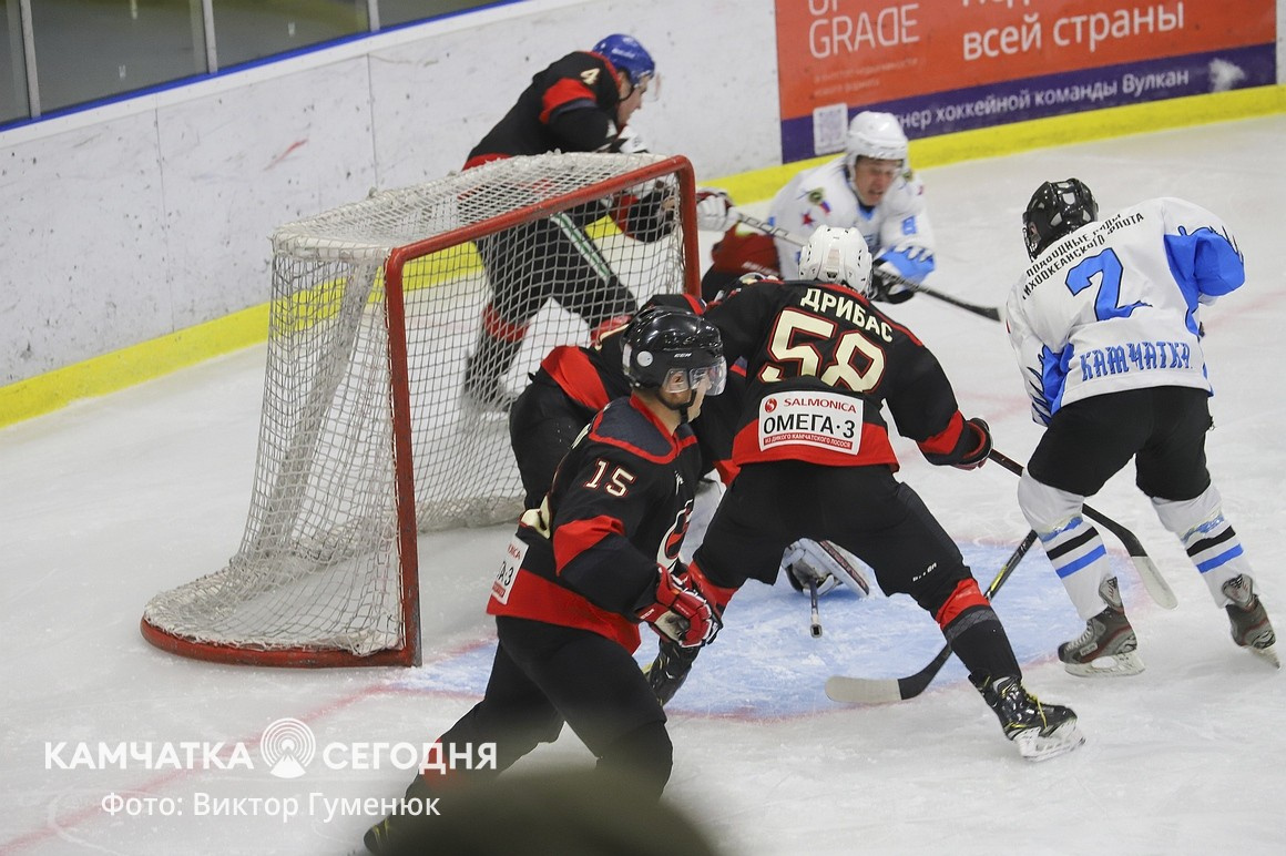 Чемпионат по хоккею среди взрослых команд стартовал на Камчатке. Фото: Виктор Гуменюк\ИА "Камчатка". Фотография 15