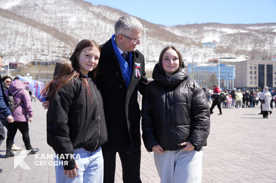 Тысячи камчатцев вышли на первомайское шествие на площади Ленина (фоторепортаж). Фото: ИА «Камчатка». Фотография 41