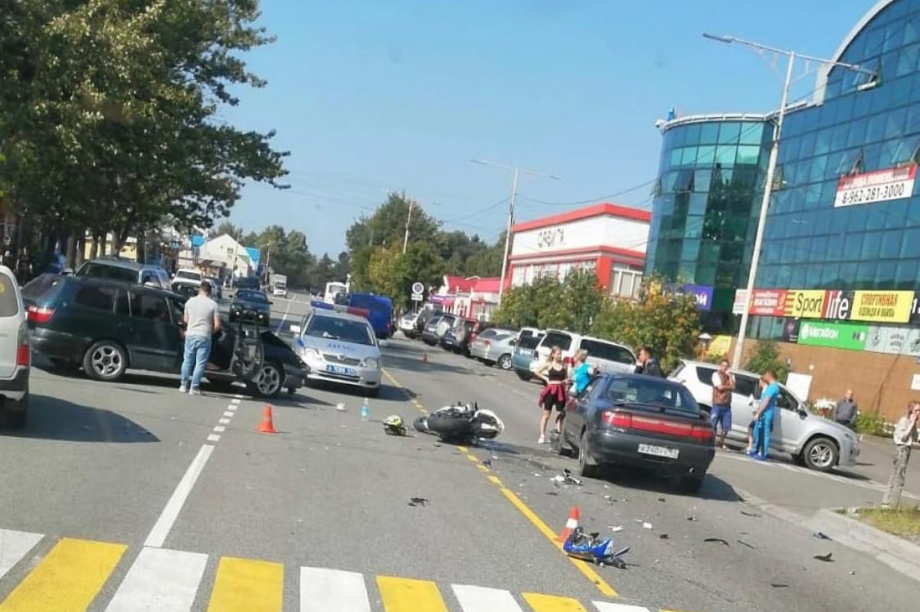 Столкновение мотоцикла с двумя авто произошло в городе Елизово. Фото: "Право на руль" . Фотография 2