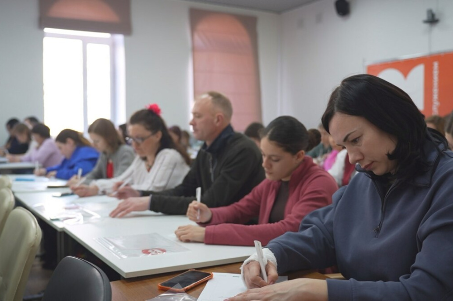 Порядка 350 камчатцев написали Тотальный диктант на 11 площадках. kamgov.ru. Фотография 4