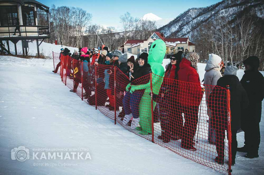 Горнолыжники устроили карнавальный заезд на «Морозке» в Елизово. Фото: ИА «Камчатка». Фотография 4