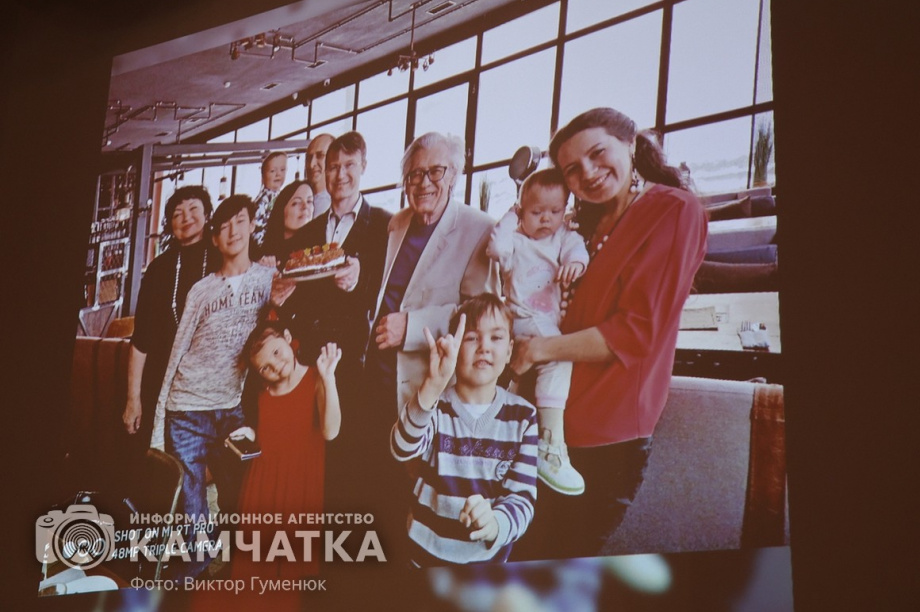 «Парту Героя» открыли сегодня в школе Петропавловска. фото: Виктор Гуменюк. Фотография 45