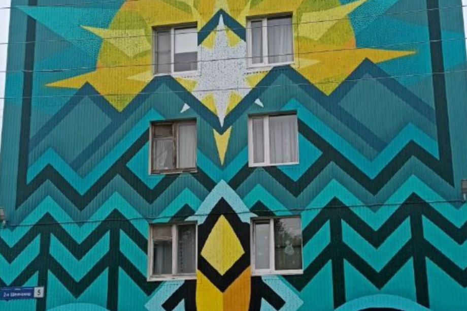 Жилые дома в Петропавловске-Камчатском украсили еще три яркие картины. Фото: Администрация ПКГО. Фотография 2