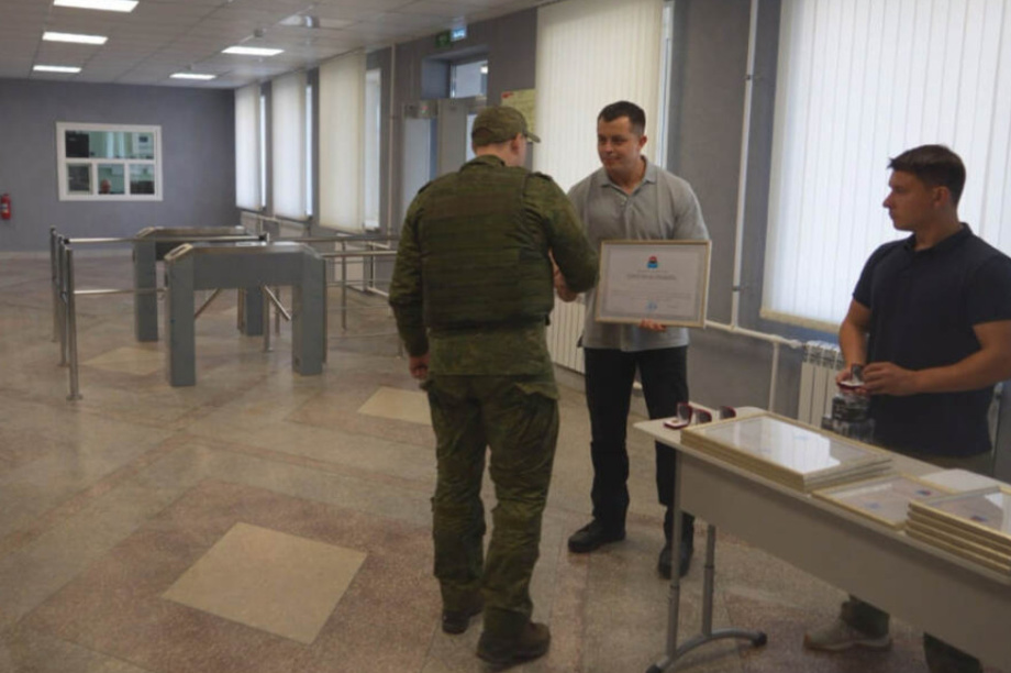 Награды и оборудование от губернатора Камчатки привезли в ЛНР для бойцов СВО. Фото: kamgov.ru. Фотография 1