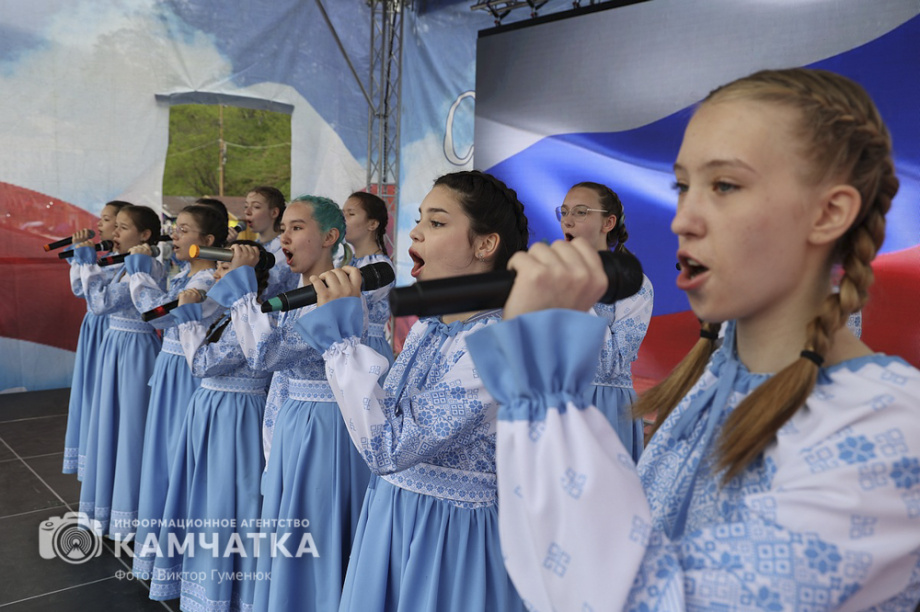 День России отметили на Камчатке многонационально, с митингом, концертом и детскими забавами. . Фотография 22