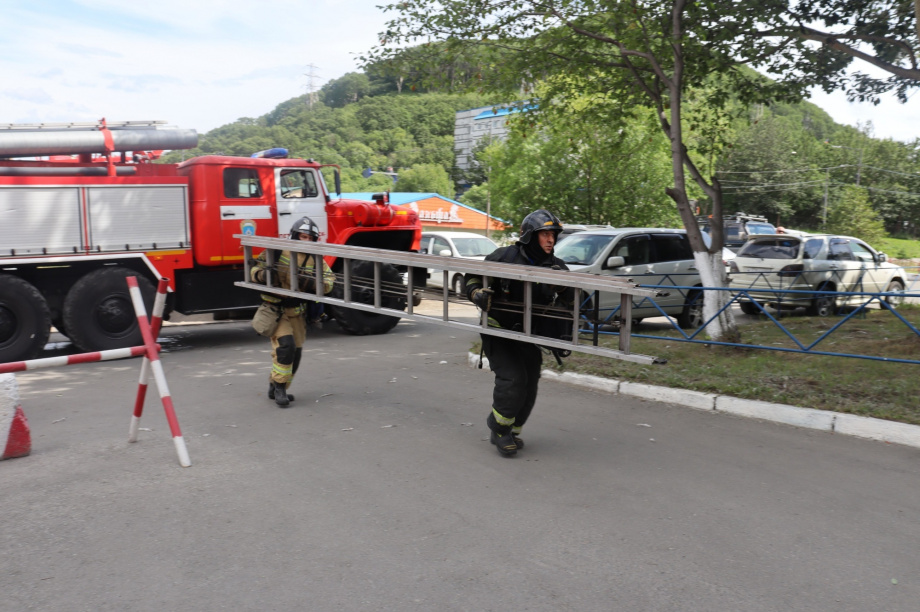 Пожарные на Камчатке провели учения в здании Росгвардии. Фото: ГУ МЧС России по Камчатскому краю . Фотография 5