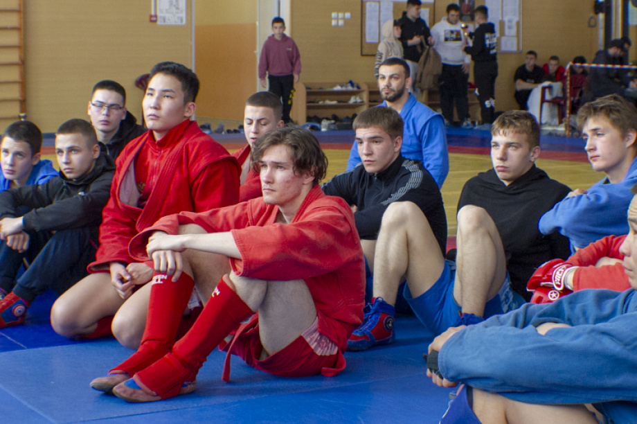 Борцы самбо на Камчатке встретились на ковре турнира ко Дню Победы. Фото: ИА «Камчатка». Фотография 18