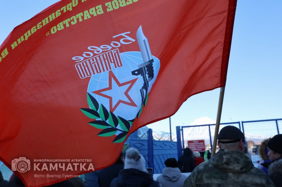 Это радость со слезами на глазах — самолёт с мобилизованными бойцами СВО прилетел на Камчатку. Фото: Виктор Гуменюк . Фотография 1
