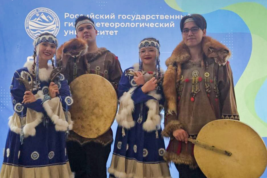 Ансамбль «Ейгунычвын» выступил перед студентами Санкт-Петербурга . sy-palana.ru