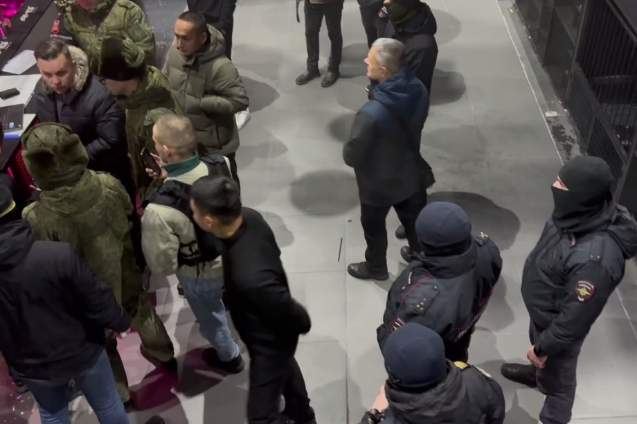 Военные следователи Камчатки провели рейд по выявлению бывших мигрантов, не вставших на воинский учёт. . Фотография 1