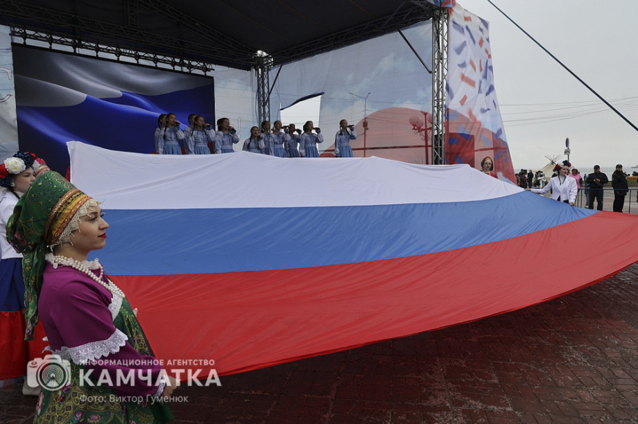 День России отметили на Камчатке многонационально, с митингом, концертом и детскими забавами. . Фотография 23